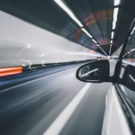 Warum elektrisch fahren 2025? Auto in schneller Bewegung