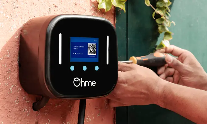 Installateur montiert Ohme Wallbox – einfache und schnelle Installation durch Fachpersonal