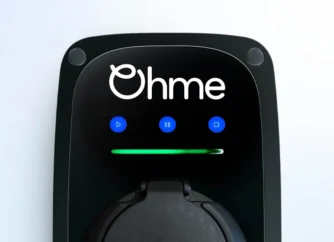 Borne de recharge Ohme ePod S sur fond coloré clair