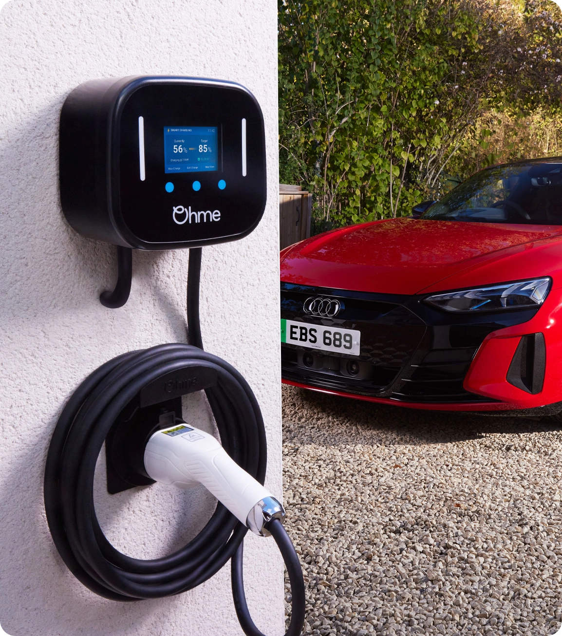 Borne de recharge Ohme (modèle disponible au Royaume-Uni uniquement) fixé au mur d'un client Audi