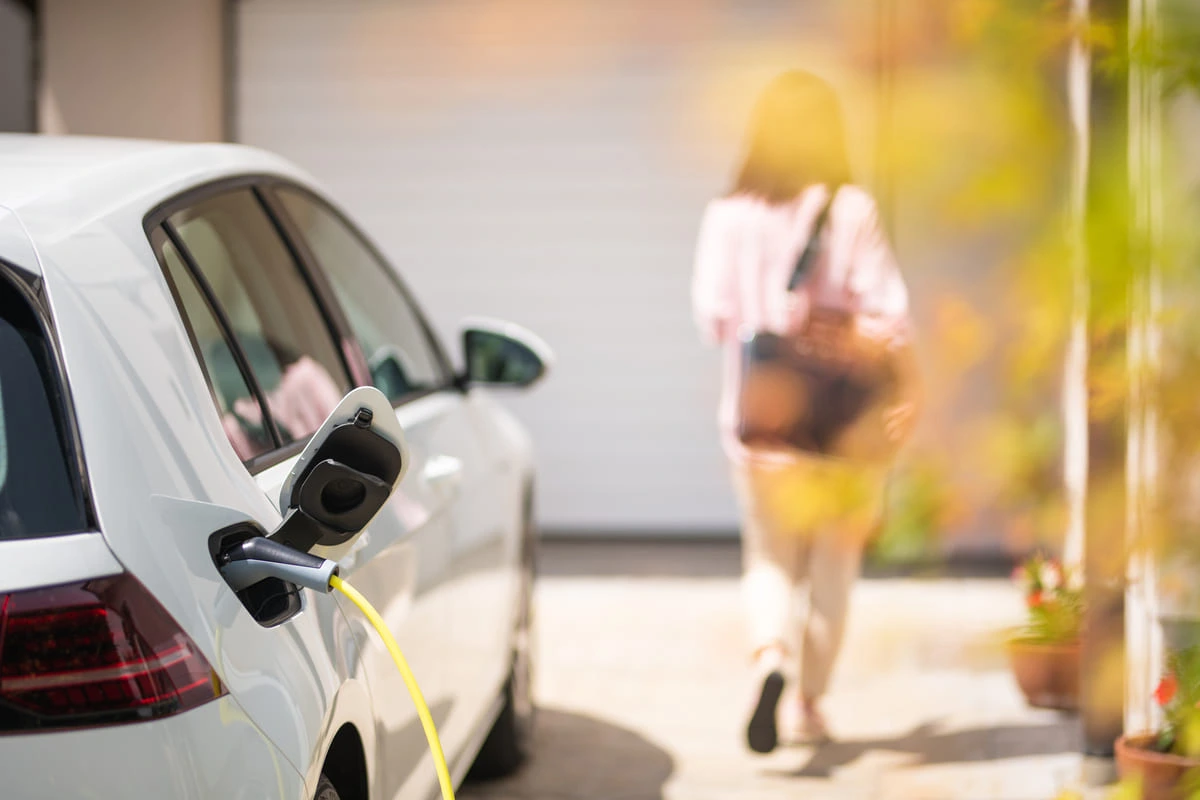 Femme chargeant son véhicule électrique